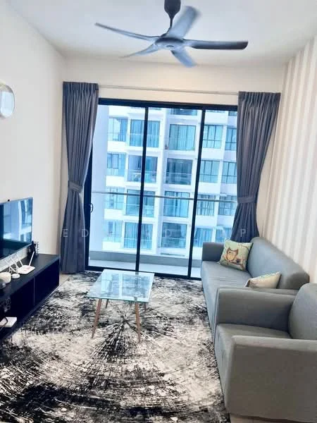 Living features: 3-seater fabric sofa in grey, glass coffee table, wall-mounted TV, TV console, area rug with abstract pattern, floor-to-ceiling windows, curtains in grey, ceiling fan with light; style: modern; view: city.