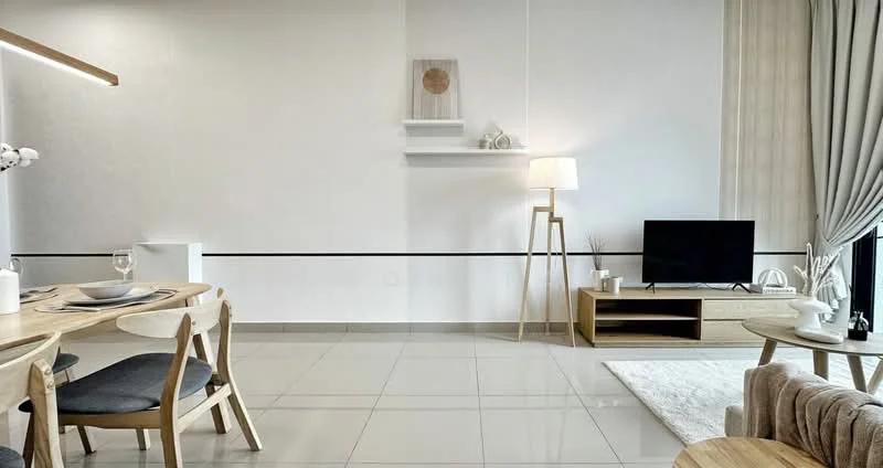 Living features: light grey painted walls, white ceiling, large window with sheer curtains, floor-to-ceiling window, light wood flooring, 3-seater grey fabric sofa, wooden coffee table, TV console in light wood, wall-mounted TV, decorative shelf with items, standing lamp, area rug with geometric pattern, dining table with 4 grey upholstered chairs; style: modern.