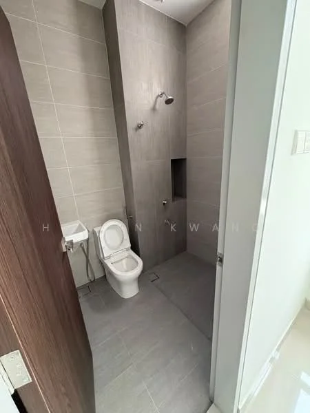 Bathroom features: grey tiled walls, light grey floor tiles, one-piece toilet, wall-mounted shower head, built-in shower niche, chrome faucet, sliding door, minimalist design; style: modern.