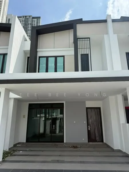 Exterior type: linked terrace house; features: white painted facade, grey accent wall, floor-to-ceiling windows, double-volume entrance, sliding glass door, flat roof, stone-paved walkway, manicured lawn, surrounded by mature greenery; style: modern.