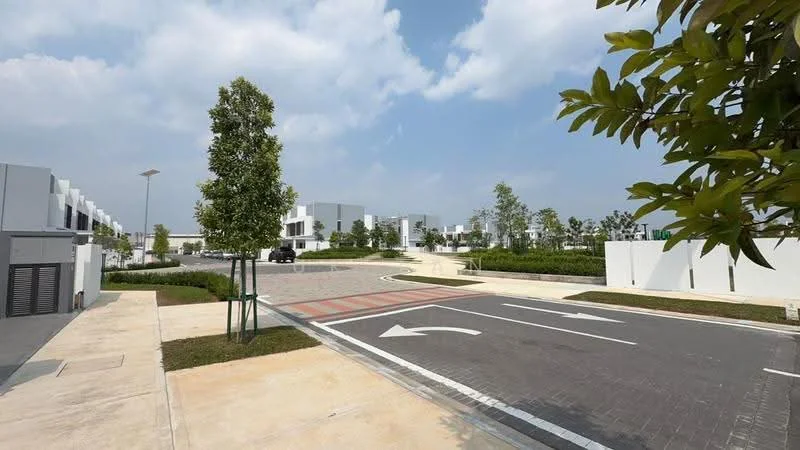 Exterior type: linked terrace house; features: manicured lawn, mature trees, paved walkway, street lighting, curved road layout, white painted walls, modern architectural design, surrounded by greenery; style: modern.