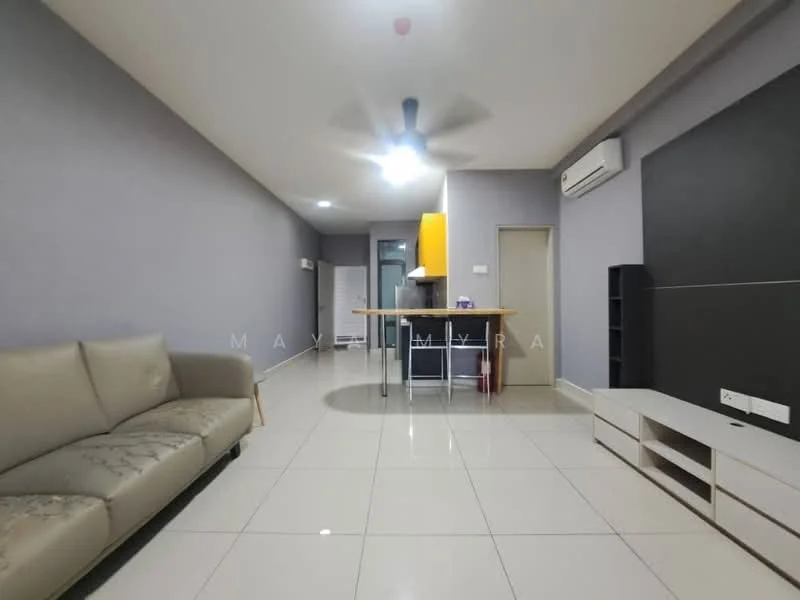 Living features: 3-seater fabric sofa in beige, ceiling fan with light, white walls, grey accent wall, tile flooring, open-plan layout, TV console, wall-mounted TV, kitchen island with seating, refrigerator, air conditioning unit; style: modern.