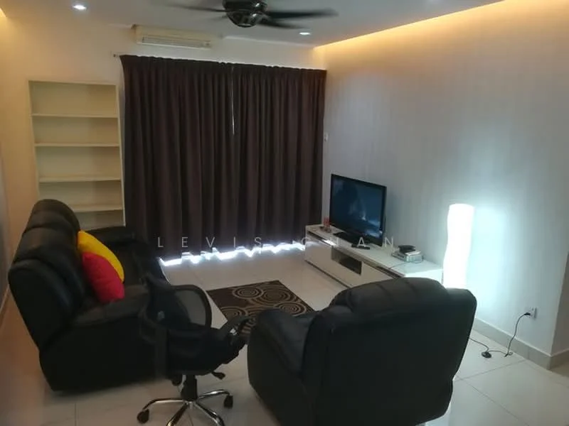 Living features: black leather recliner sofa, 2-seater sofa with cushions, coffee table, TV console, wall-mounted TV, area rug with geometric pattern, floor lamp, built-in shelving unit, curtains, recessed downlights, ceiling fan; style: modern.