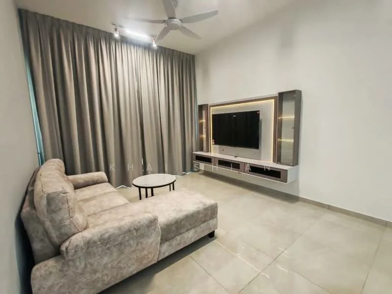 Living features: 3-seater fabric sofa in light grey, round coffee table, wall-mounted TV, TV console with storage, floor-to-ceiling curtains in light grey, recessed downlights, ceiling fan, glossy tile flooring in beige; style: modern.