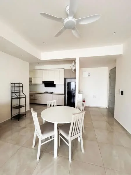 Dining features: round white dining table, 4 white dining chairs, 5-blade ceiling fan with light, light grey tiled flooring, white painted walls, open kitchen layout, black refrigerator, built-in oven, gas hob, kitchen cabinetry with white finish, kitchen countertop, wall-mounted extractor hood, shelving unit in black metal; style: modern. Kitchen features: built-in oven, gas hob, black refrigerator, white cabinetry, kitchen countertop, wall-mounted extractor hood; style: modern.