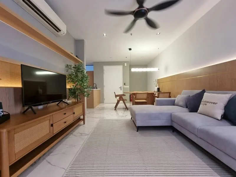 Living features: 3-seater fabric sofa in light grey, wooden coffee table, TV console with storage, wall-mounted TV, ceiling fan with light, marble tile flooring, decorative plant, area rug with geometric pattern, wood panel accent wall, recessed lighting; style: modern. Kitchen features: open kitchen layout, kitchen island, stainless-steel sink, built-in oven, freestanding range oven, refrigerator, cabinets with wood finish, countertop with stone surface; style: modern.