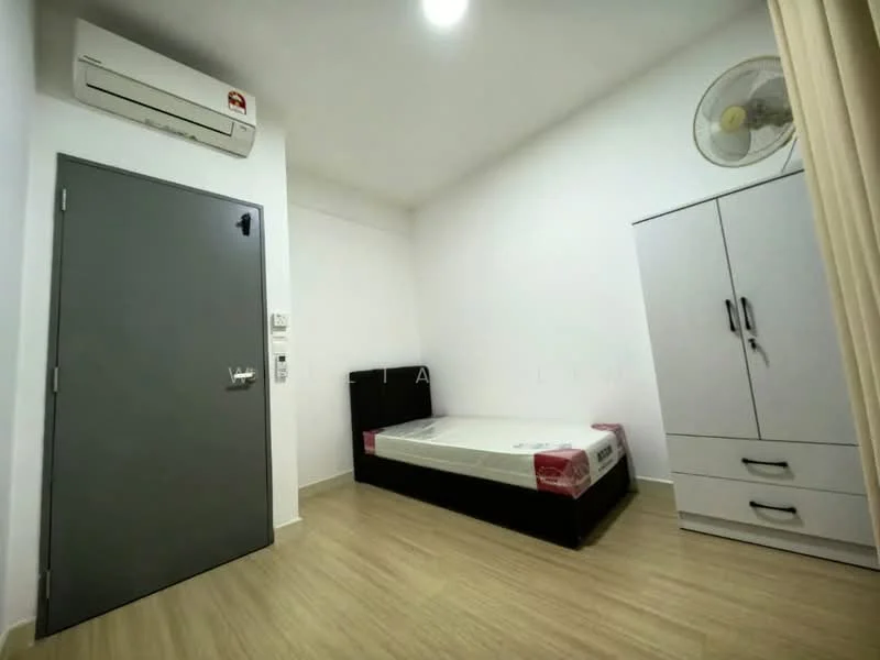 Bedroom features: single bed, mattress on bed frame, built-in wardrobe with drawers, wall-mounted air conditioning unit, light-colored laminate flooring, white painted walls, door with handle, curtain rod, ceiling light fixture; style: modern.