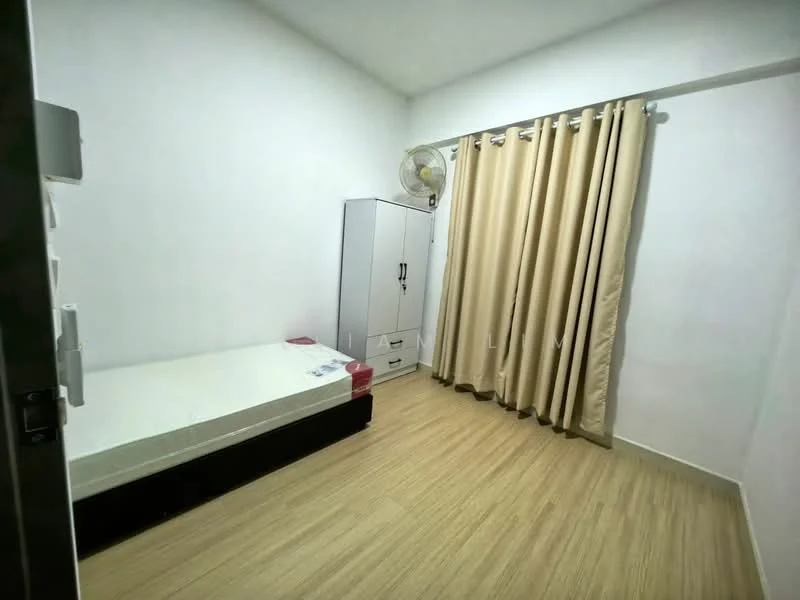 Bedroom features: single bed, wooden flooring, white painted walls, curtains in beige, ceiling fan, built-in wardrobe with drawers, nightstand, light switch; style: minimalist.