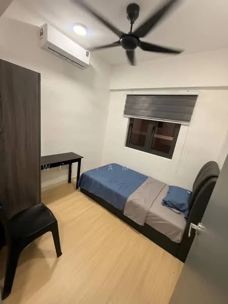 Bedroom features: single bed with grey bedding, black upholstered headboard, wooden flooring, 1 wall-mounted split AC, 5-blade ceiling fan, black study desk, black plastic chair, window with grey roller blinds, built-in wardrobe, white painted walls; style: modern.