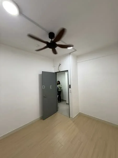 Room features: white painted walls, light wood laminate flooring, 5-blade ceiling fan, door with grey finish, light switch on wall, door frame, corner wall, no visible windows; style: modern.
