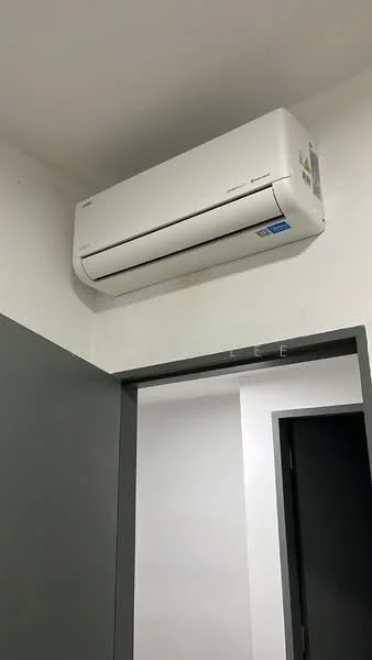 Room features: 1 wall-mounted split AC.