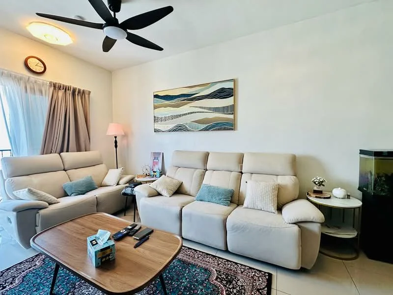 Living features: 3-seater leather sofa in beige, 2-seater leather sofa in beige, coffee table, area rug with geometric pattern, floor-to-ceiling window with sheer curtains, ceiling fan with light, wall-mounted artwork, decorative lamp, small side table, aquarium, wall clock; style: modern.