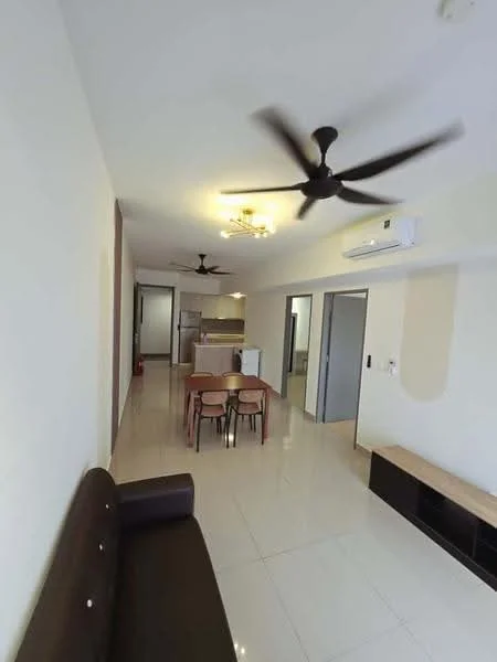 Living features: 3-blade ceiling fan, recessed downlights, wall-mounted air conditioning unit, white painted walls, glossy ceramic tile flooring, brown leather sofa, wooden TV console, dining table with 4 chairs, open-plan layout with kitchen, kitchen visible in background; style: modern.