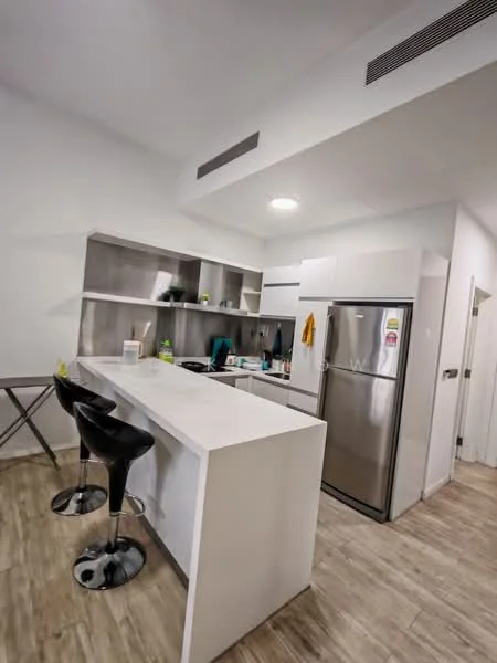Kitchen features: white quartz countertop, stainless-steel fridge, black bar stools, open shelving, grey cabinetry, built-in cooktop, wall-mounted range hood, wood-look laminate flooring, recessed downlights; style: modern.