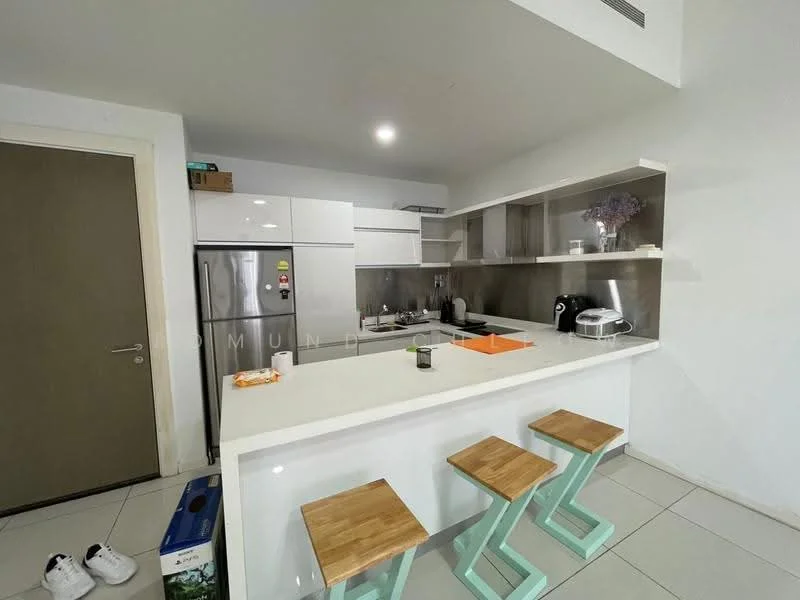 Kitchen features: white cabinetry, stainless-steel fridge, built-in oven, ceramic cooktop, white quartz countertop, grey backsplash, single-bowl stainless-steel sink, chrome pull-down faucet, open shelving, 3 wooden bar stools, tile flooring, recessed downlights; style: modern.