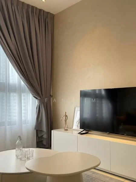 Living features: grey curtains, floor-to-ceiling windows, white TV console, wall-mounted TV, round coffee table, decorative figure, glass water bottle, set of drinking glasses, light beige wall, recessed ceiling lights; style: modern.