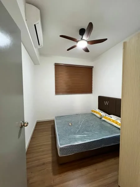 Bedroom features: queen-size bed, upholstered headboard, wooden flooring, 5-blade ceiling fan with light, window with wooden blinds, decorative wall panel, light-colored walls, built-in wardrobe; style: modern.