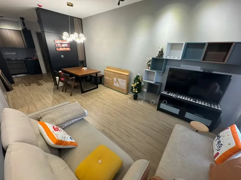Living features: 3-seater fabric sofa in light grey, orange decorative cushions, wooden coffee table, TV console, wall-mounted TV, area rug, pendant lighting, laminate flooring, grey accent wall, decorative plant, dining table with 4 chairs; style: modern.