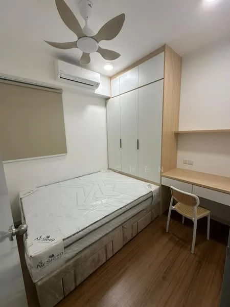 Bedroom features: queen-size bed with mattress, built-in wardrobe with sliding doors, study desk, chair, wall-mounted air conditioning unit, 5-blade ceiling fan, wooden flooring, white painted walls, window with roller blinds; style: modern.