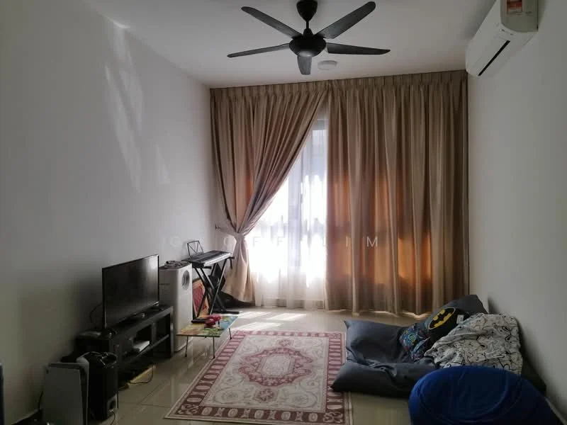 Living features: 5-blade ceiling fan, wall-mounted TV, TV console, area rug with geometric pattern, large window with sheer curtains, cream painted walls, light-colored flooring, air conditioning unit; style: modern.