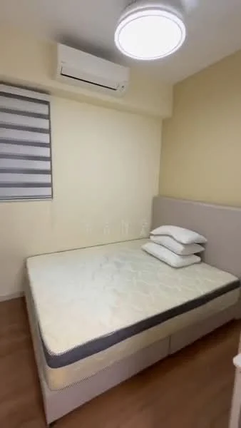 Bedroom features: queen-size bed, light-colored mattress, 3 pillows, wall-mounted air conditioning unit, light fixture on ceiling, light yellow painted walls, laminate flooring, window with horizontal blinds; style: modern.