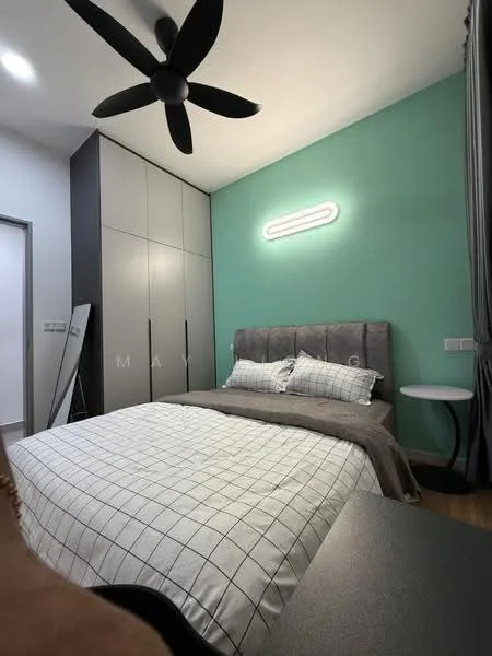 Bedroom features: king-size bed with grey upholstered headboard, white and grey checkered bedding, 2 bedside tables, modern wall-mounted light fixture, 5-blade ceiling fan, built-in wardrobe with sliding doors, green accent wall, wooden flooring, full-length mirror, curtains; style: modern.