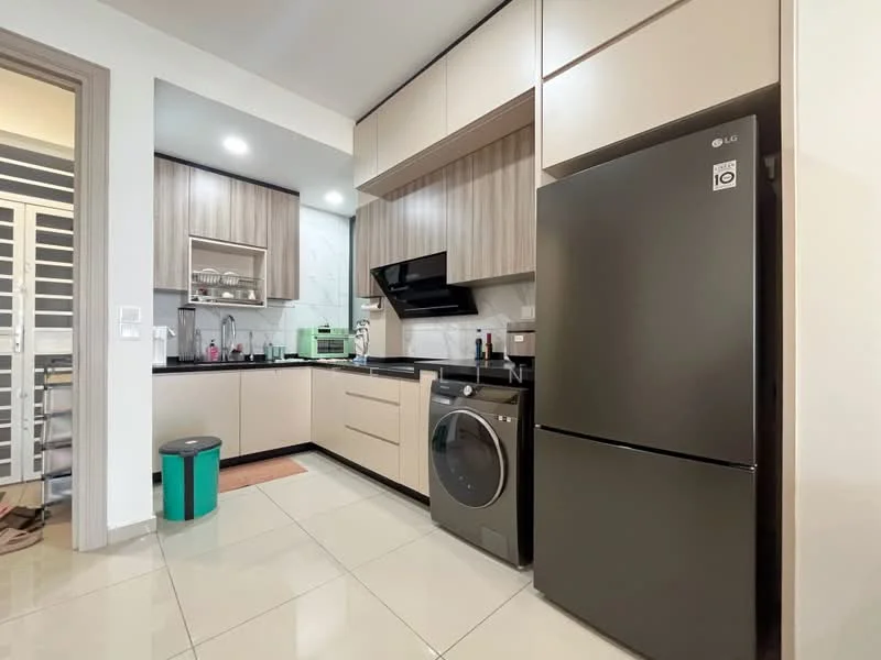 Kitchen features: light wood cabinetry, black countertop, white backsplash with marble pattern, stainless-steel sink, chrome pull-down faucet, built-in oven, freestanding washing machine, stainless-steel refrigerator, ceramic tile flooring, recessed downlights, green trash bin, kitchen rug; style: modern.
