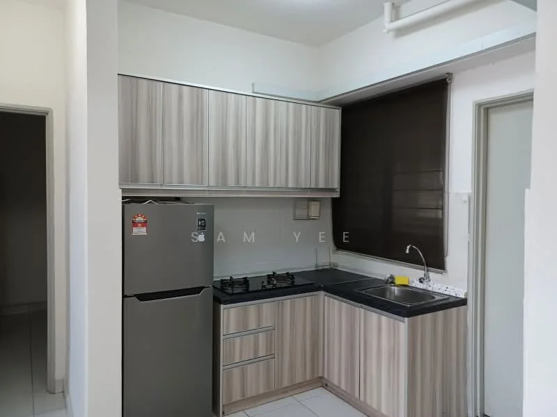 Kitchen features: laminate cabinetry in light wood finish, black granite countertop, single-bowl stainless-steel sink, chrome pull-down faucet, built-in gas hob with two burners, stainless-steel fridge, white tiled backsplash, white tiled flooring, window with brown roller blinds; style: modern.