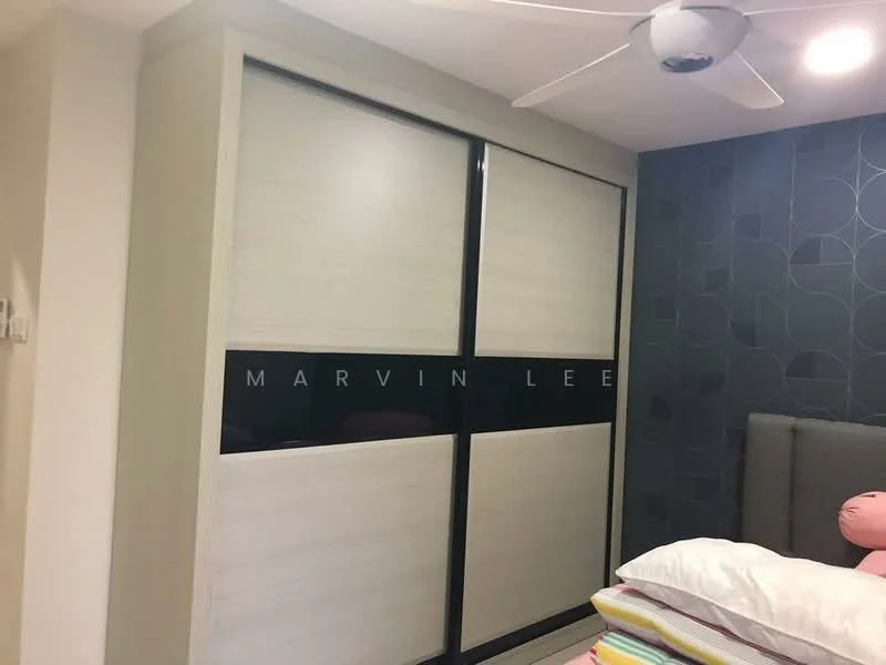 Bedroom features: built-in wardrobe with sliding doors, grey accent wall, ceiling fan, upholstered headboard, bed with bedding, decorative pillows, wall with geometric pattern, light-colored walls; style: modern.