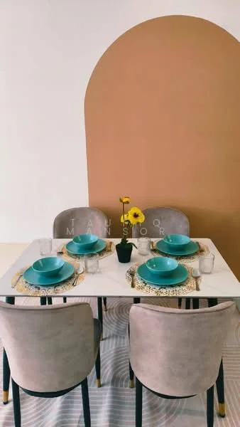 Dining features: white dining table, 4 upholstered dining chairs in grey, turquoise dinner plates, glass drinking glasses, woven placemats, decorative flower in black pot, beige accent wall, striped area rug; style: modern.