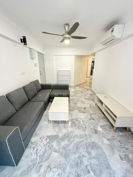 Living features: 3-seater fabric sofa in grey, coffee table, TV console, marble flooring, 5-blade ceiling fan, wall-mounted split AC, white painted walls, recessed lighting; style: modern.