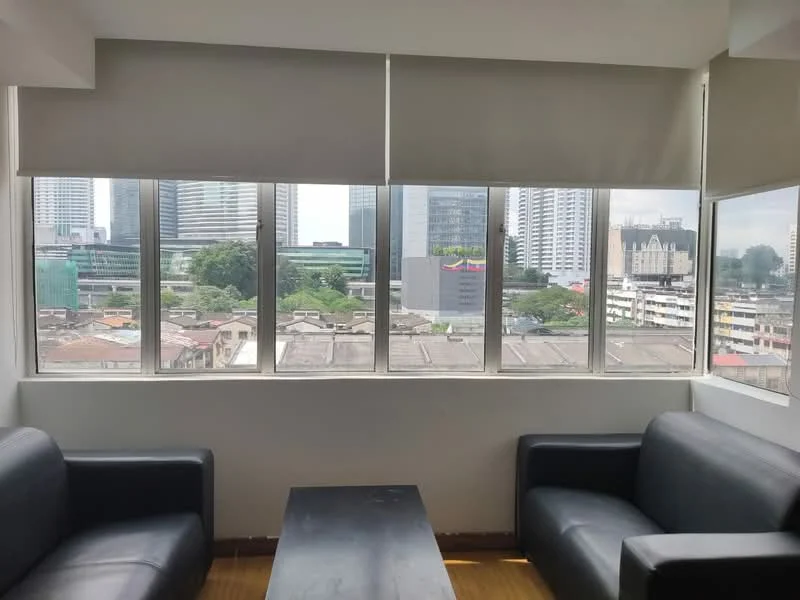 Living features: floor-to-ceiling windows, black leather sofas, wooden coffee table, roller blinds, city skyline view, laminate flooring, neutral wall color; style: modern; view: city.