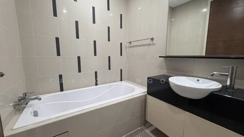 Bathroom features: bathtub, single-sink vanity with black countertop, round vessel sink, chrome basin mixer faucet, wall-mounted mirror, tile cladding on walls, grey patterned floor tiles, towel bar; style: modern.