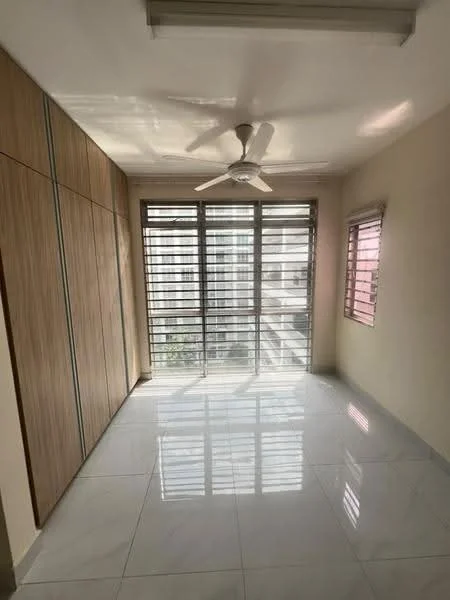 Room features: white painted walls, glossy white tile flooring, 5-blade ceiling fan, large windows with horizontal blinds, built-in wardrobe with wood finish, natural light from windows, neutral color scheme, smooth ceiling; style: modern; view: city.