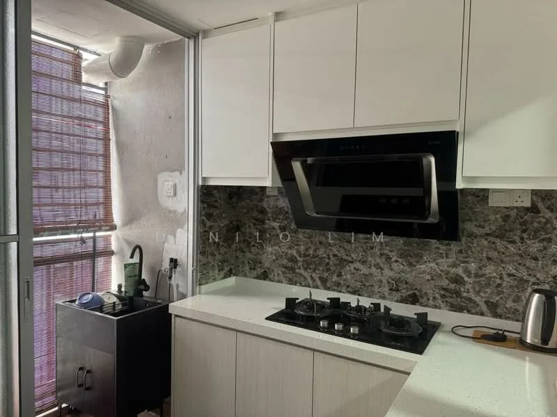 Kitchen features: white cabinetry, black granite countertop, stainless-steel range hood, 4-burner gas hob, built-in oven, marble tile backsplash, kitchen sink, kitchen cart, window with blinds; style: modern.