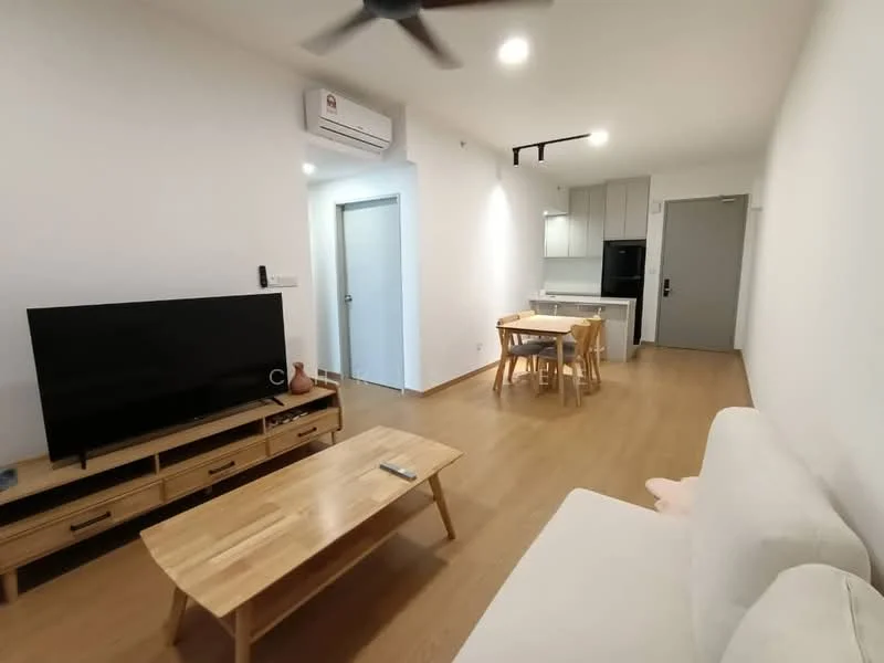 Living features: light wood flooring, white painted walls, 5-blade ceiling fan with light, wall-mounted TV, wooden coffee table, sofa in light fabric, dining table with four chairs, refrigerator, kitchen cabinetry, air conditioning unit; style: modern.