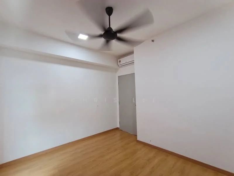 Room features: white painted walls, laminate flooring, 5-blade ceiling fan with light, air conditioning unit, door with grey finish; style: modern.