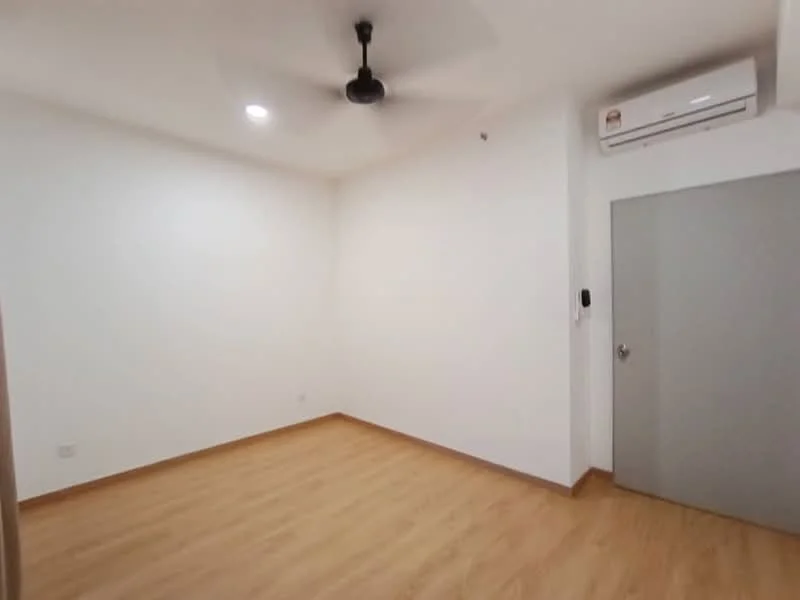 Room features: white painted walls, wooden flooring, 5-blade ceiling fan, 1 wall-mounted split AC, door with handle, recessed lighting; style: modern.