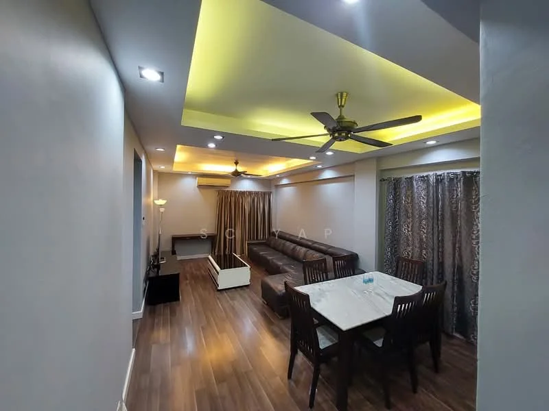 Living features: wooden flooring, grey painted walls, tray ceiling with recessed lighting, 5-blade ceiling fan with light, sofa set in brown leather, coffee table, TV console, wall-mounted TV, dining table with marble top, 4 dining chairs, curtains with patterned design, decorative wall lights; style: modern.