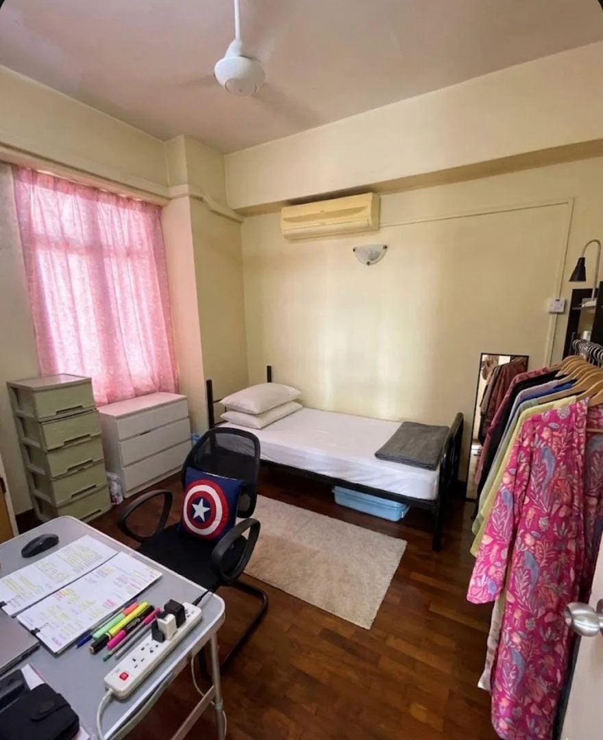Medium Room - for rent (shared bathroom)