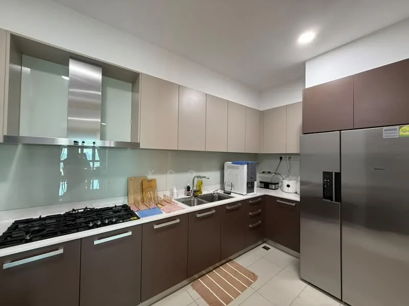 Kitchen features: brown cabinetry, light beige upper cabinets, stainless-steel refrigerator, built-in oven, 4-burner gas hob, stainless-steel range hood, single-bowl stainless-steel sink, chrome pull-down faucet, white countertop, tile backsplash, kitchen towels, kitchen utensils, ceramic floor tiles, recessed downlights; style: modern.