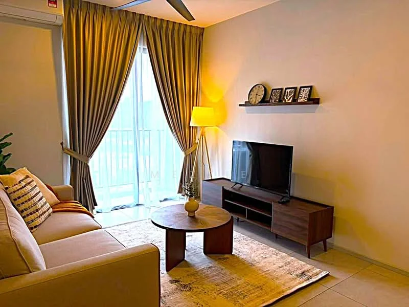 Living features: 3-seater fabric sofa in beige, decorative throw pillows, round coffee table in wood, TV console in wood, wall-mounted TV, floor lamp with warm light, curtains in beige, light-colored walls, area rug with geometric pattern, potted plant, sliding glass door, balcony view; style: modern; view: city.