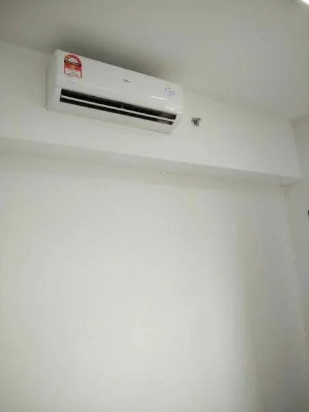 Room features: white painted walls, 1 wall-mounted split AC.