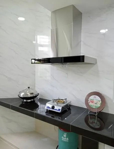 Kitchen features: marble tile backsplash, black countertop, stainless-steel range hood, gas stove, cooking pot, decorative plate, gas cylinder, wall-mounted cabinets; style: modern.