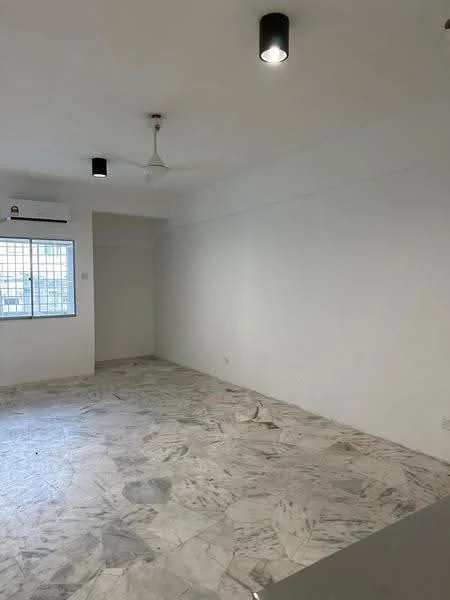 Living features: marble flooring, white painted walls, ceiling fan, recessed downlights, window with grid, air conditioning unit.