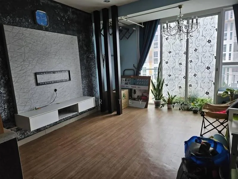 Living features: wooden flooring, feature wall with geometric pattern, white TV console, wall-mounted TV, chandelier, floor-to-ceiling windows, sheer curtains, indoor plants, decorative wall clock, blue accent wall, open space layout; style: modern.