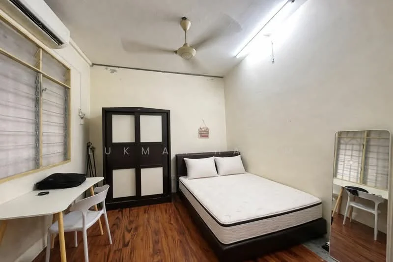 Bedroom features: queen-size bed, wooden flooring, white painted walls, ceiling fan, desk with chair, mirror, window with blinds, wardrobe with sliding doors; style: minimalist.