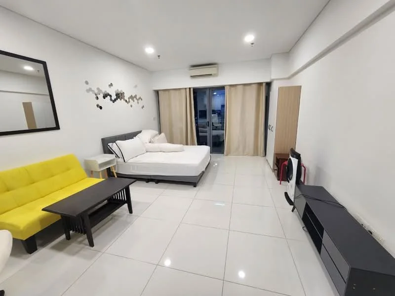 Living features: white painted walls, glossy white tile flooring, large window with sheer curtains, queen-size bed, yellow fabric sofa, black coffee table, black TV console, wall-mounted mirror, air conditioning unit, built-in wardrobe; style: modern.