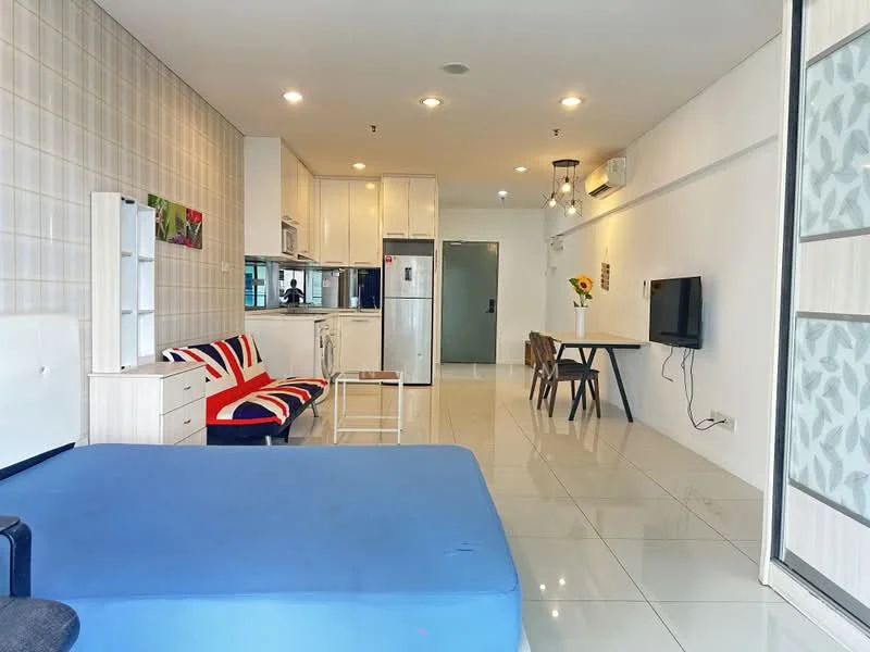 Living features: blue fabric sofa bed, 3-seater sofa with Union Jack pattern, white painted walls, light-colored tile flooring, wall-mounted TV, dining table with 4 chairs, refrigerator, built-in kitchen cabinets, kitchen countertop, window with sheer curtains, air conditioning unit, decorative wall art, shelf unit; style: modern.