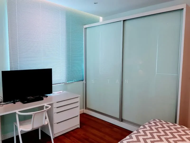 Bedroom features: wooden flooring, built-in wardrobe with sliding doors, window with blinds, TV on a console table, white desk with drawers, chevron patterned bedspread, decorative wall, light-colored walls; style: modern.
